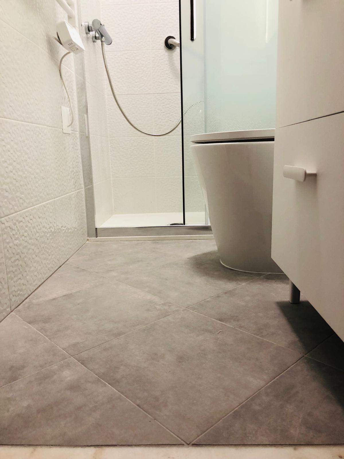 Detalhe do piso e box de vidro do banheiro