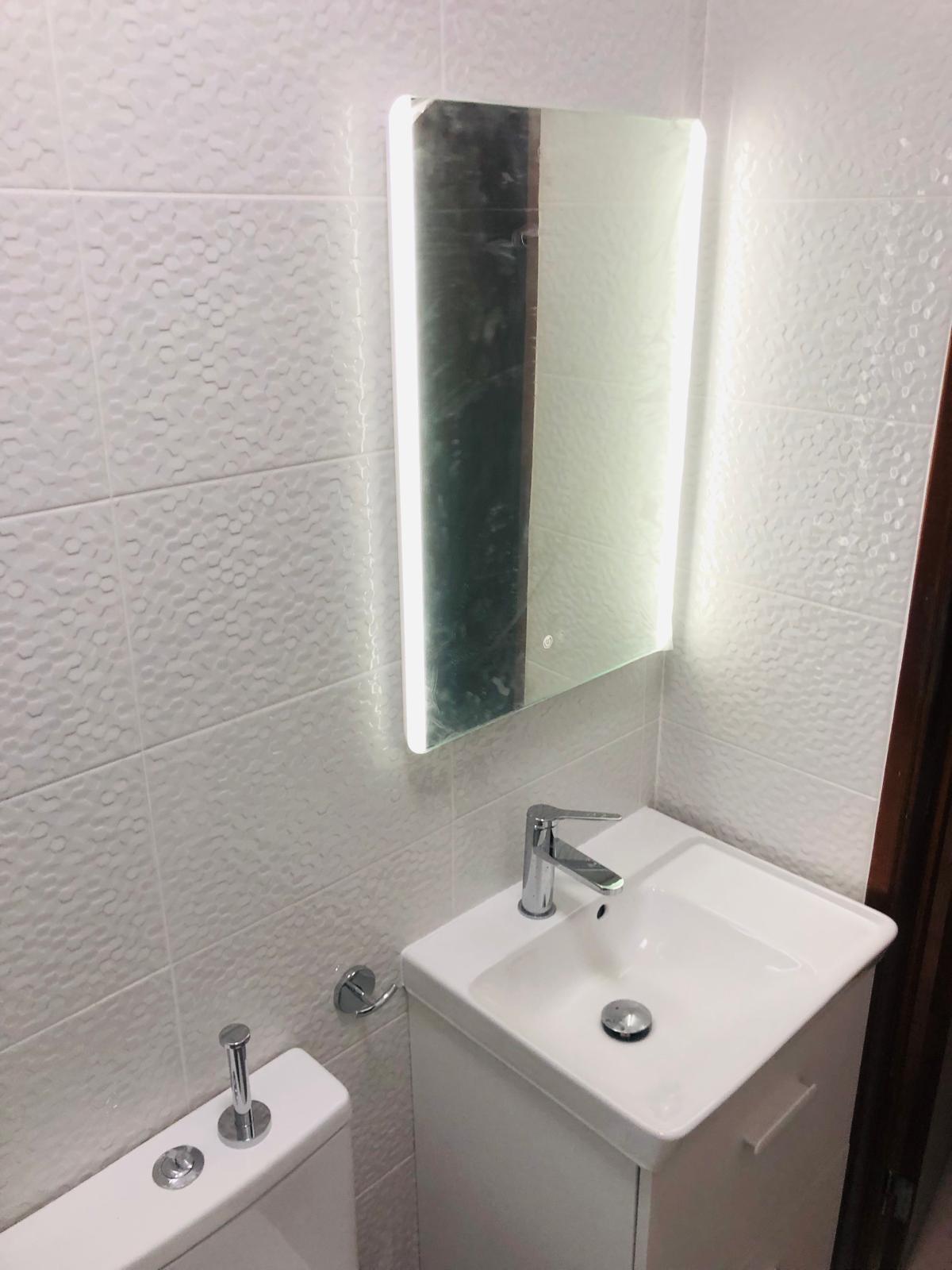 Espelho com iluminação LED e pia do banheiro